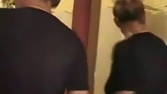 Nevlastná Mama A Mladý Nevlastný Syn Sa Zapájajú Do Nezbednej Zábavy Vo Vani.