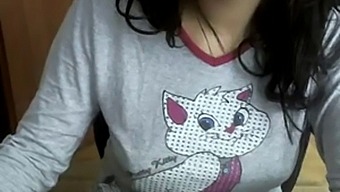 Solo Turkish Cam Girl Shows Off On Webcam