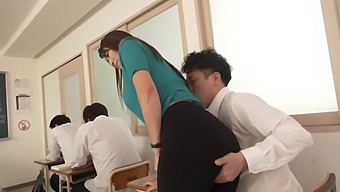 Reiko Kobayakawa'S Steamy Classroom Lessons: A Married Teacher'S Sensual Journey
