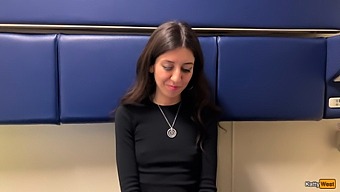 Jonge Pornoster Heeft Pov Seks In Een Trein Voor Geld